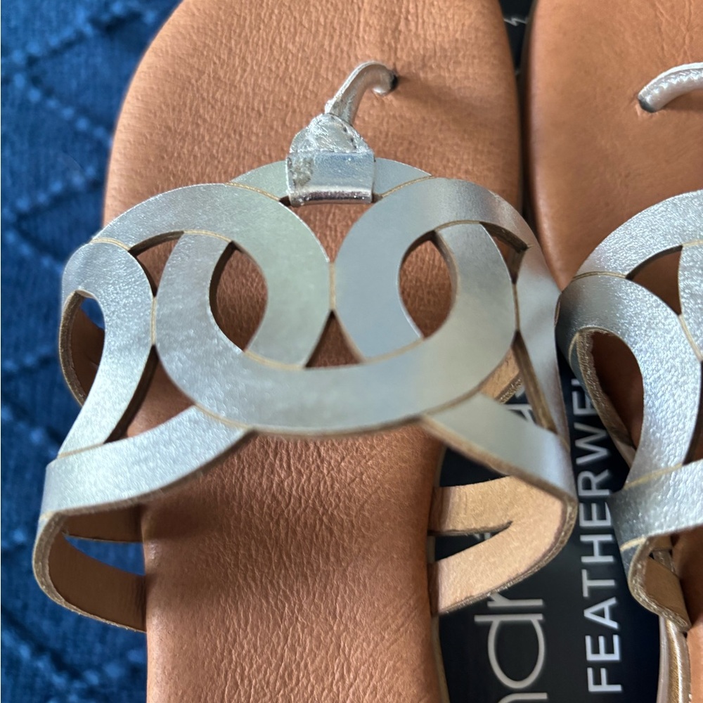 Andre Assous Nature Silver Featherweight Sandals Women's Size 6 - Picture 2 of 6